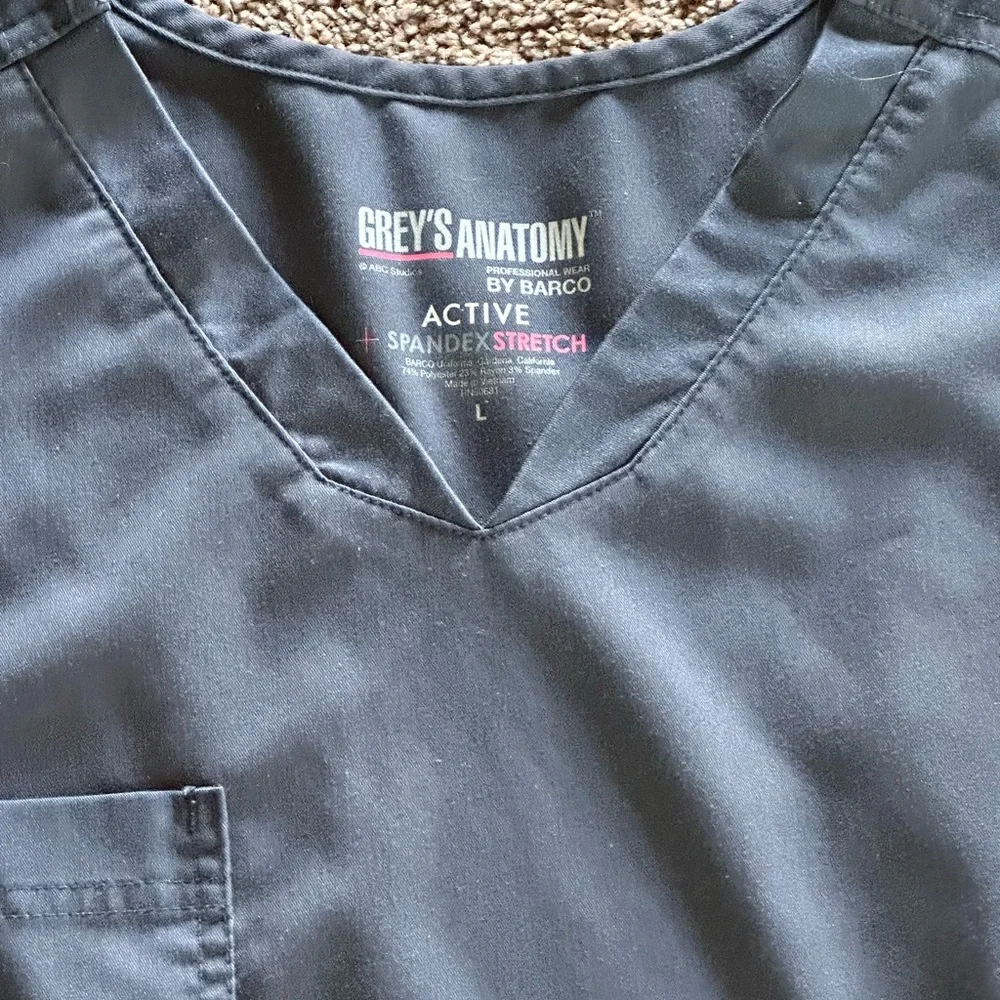 6 sets of size large tall scrubs - Picture 4 of 4